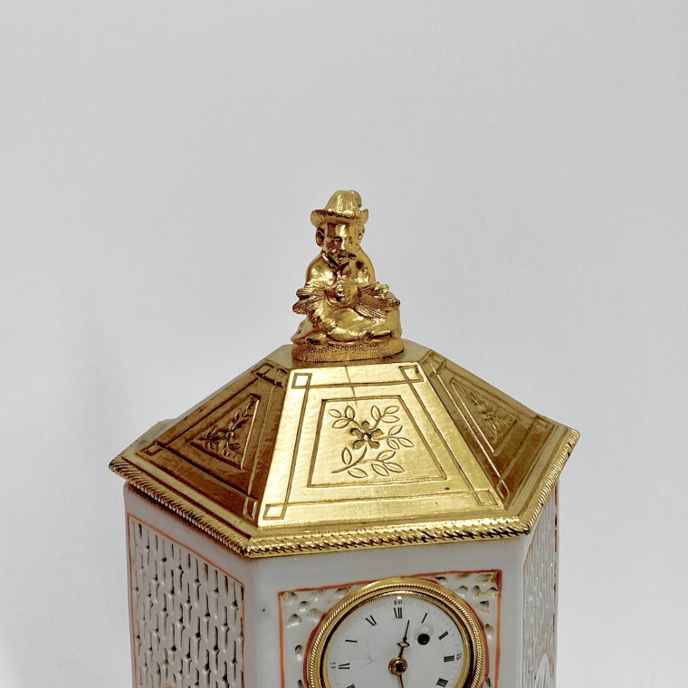 Chine - Petite pendule en porcelaine - Époque Qianlong (1736 - 1795)