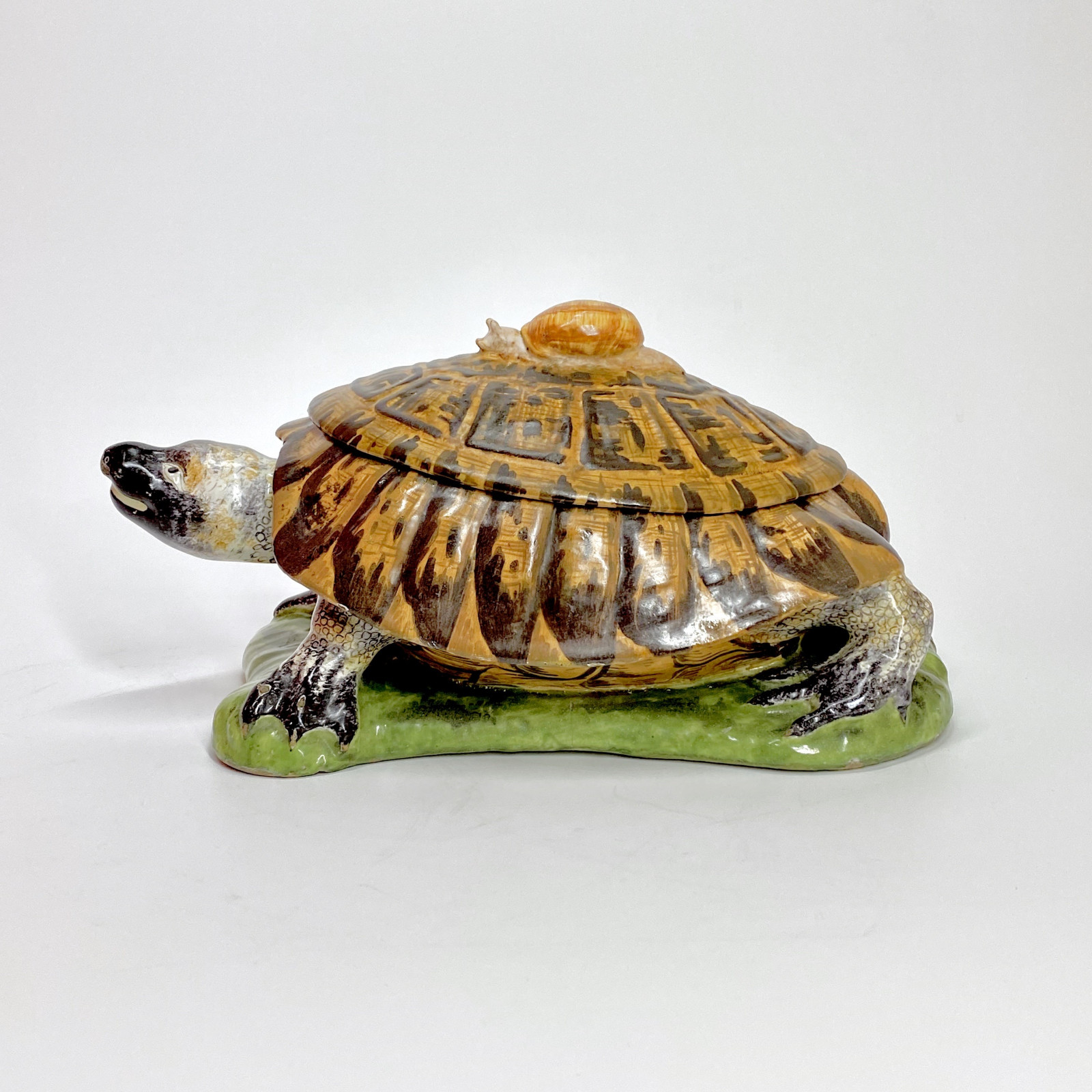 Strasbourg - Tortoise with trompe l'oeil - Manufacture Paul Hannong, about 1750-1754