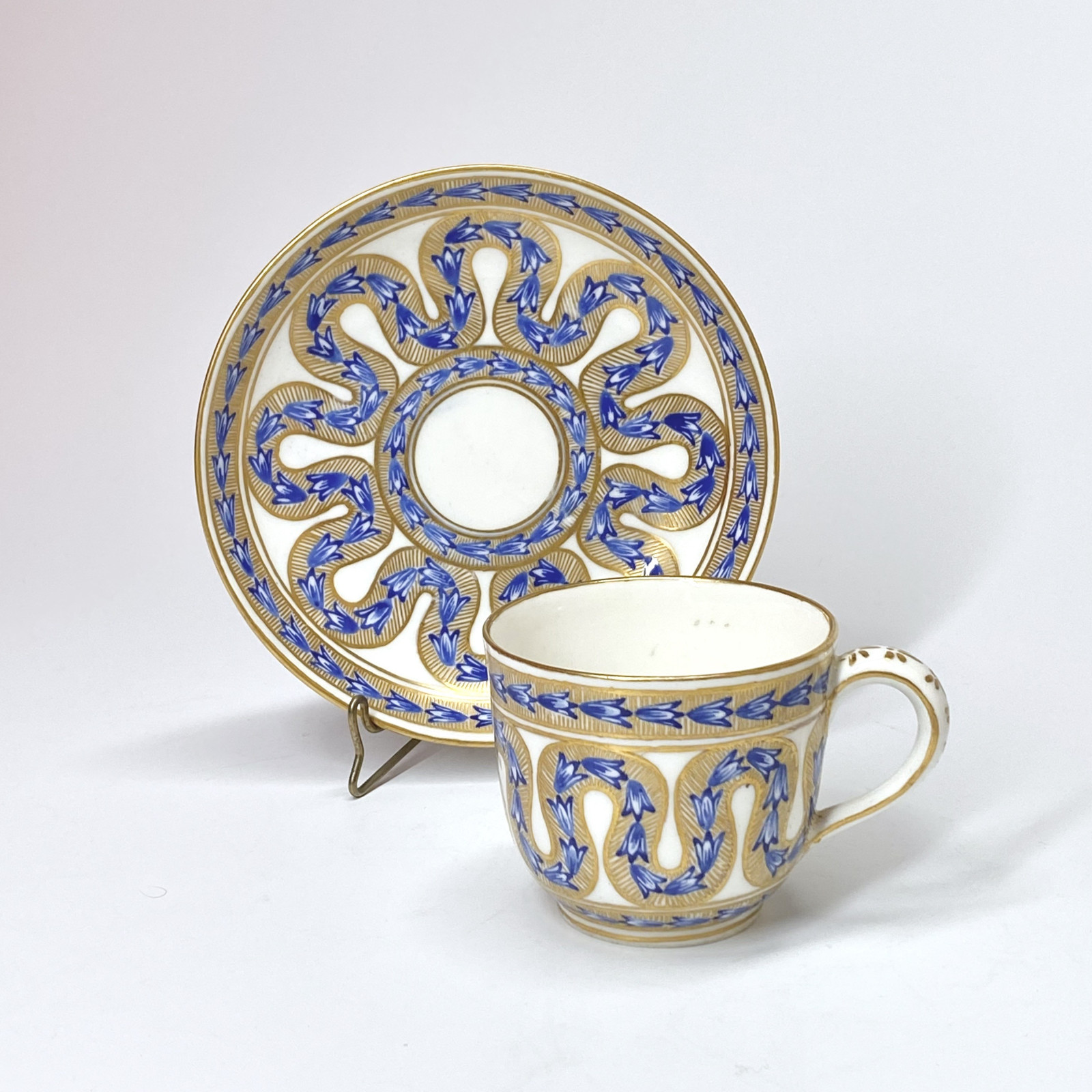 SÈVRES – Tasse et sa soucoupe dit "Gobelet Bouillard" - XVIIIe siècle