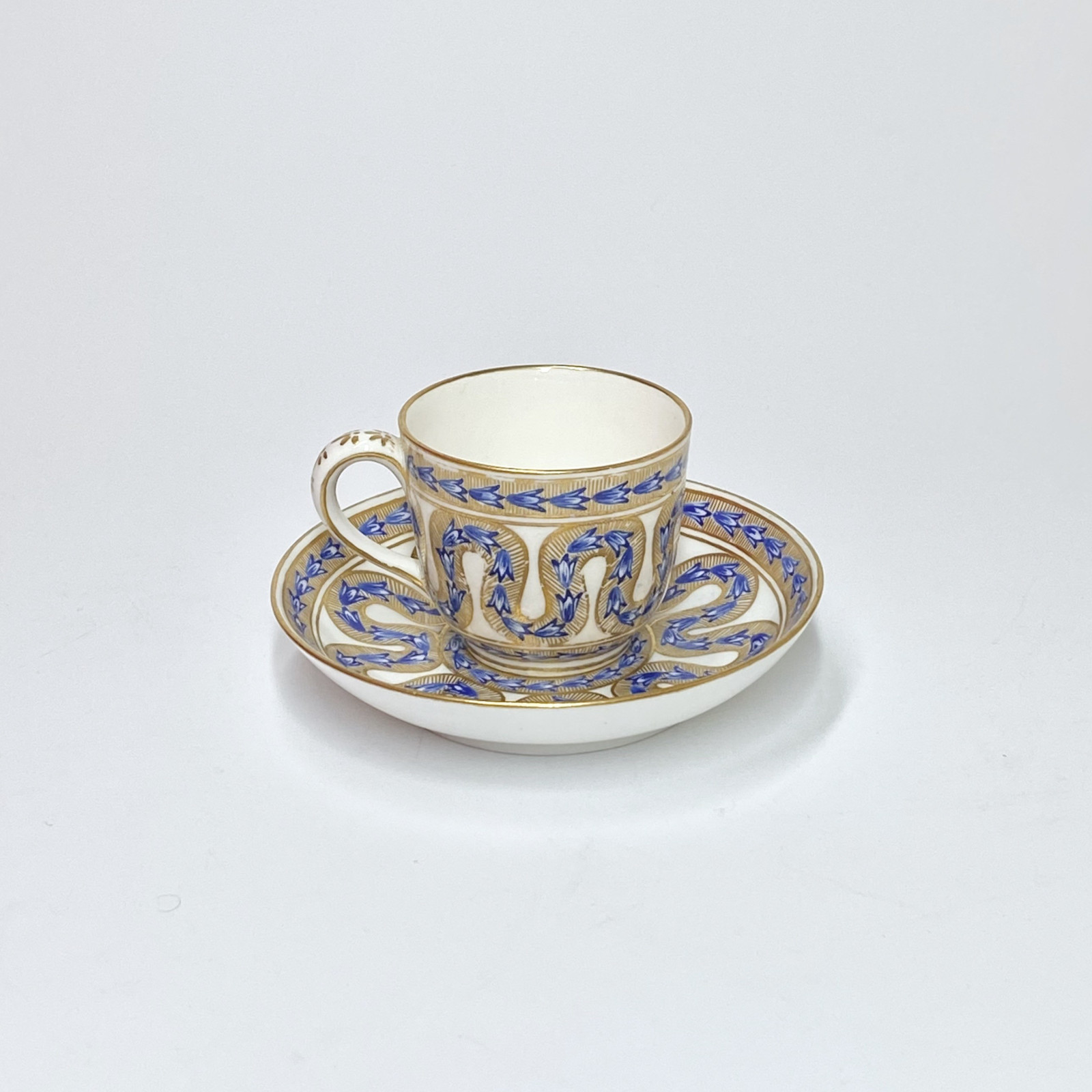 SÈVRES – Tasse et sa soucoupe dit "Gobelet Bouillard" - XVIIIe siècle