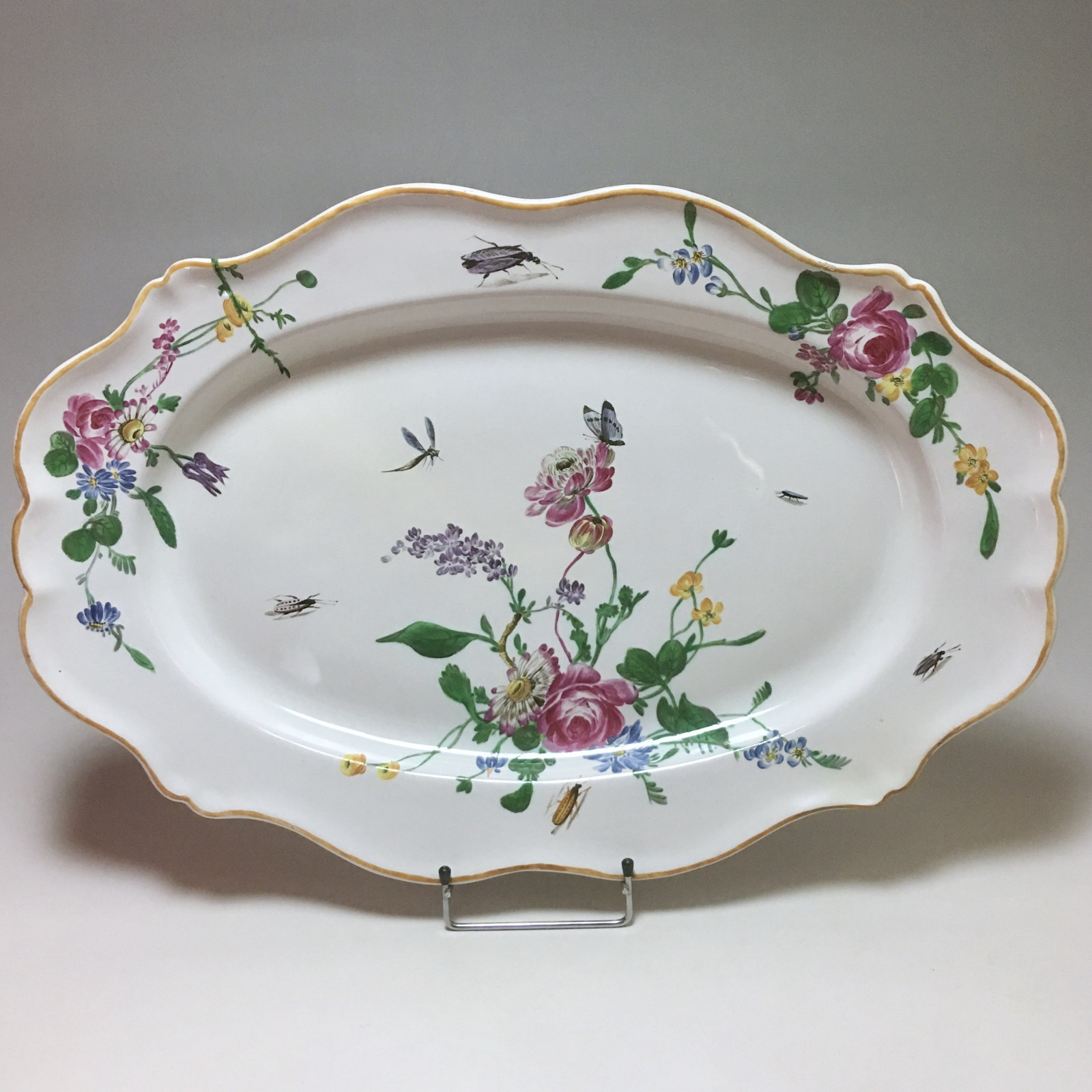 Marseille - Large dish with floral decoration and insects - Fabrique de Robert - Eighteenth century