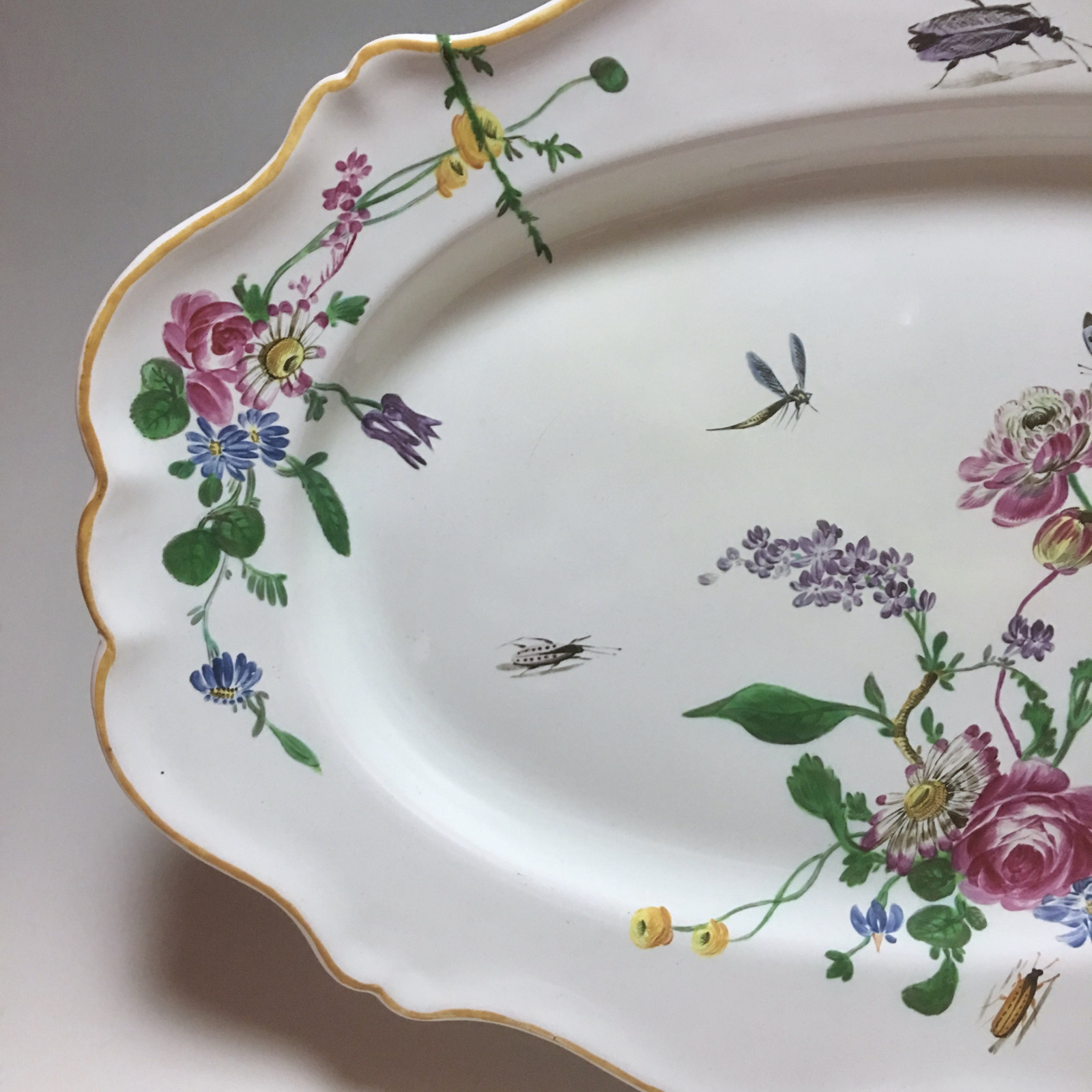 Marseille - Grand plat à décor floral et insectes - Fabrique de Robert - XVIIIe siècle