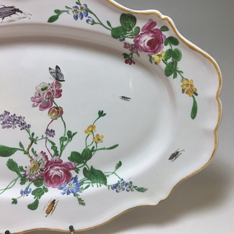 Marseille - Grand plat à décor floral et insectes - Fabrique de Robert - XVIIIe siècle