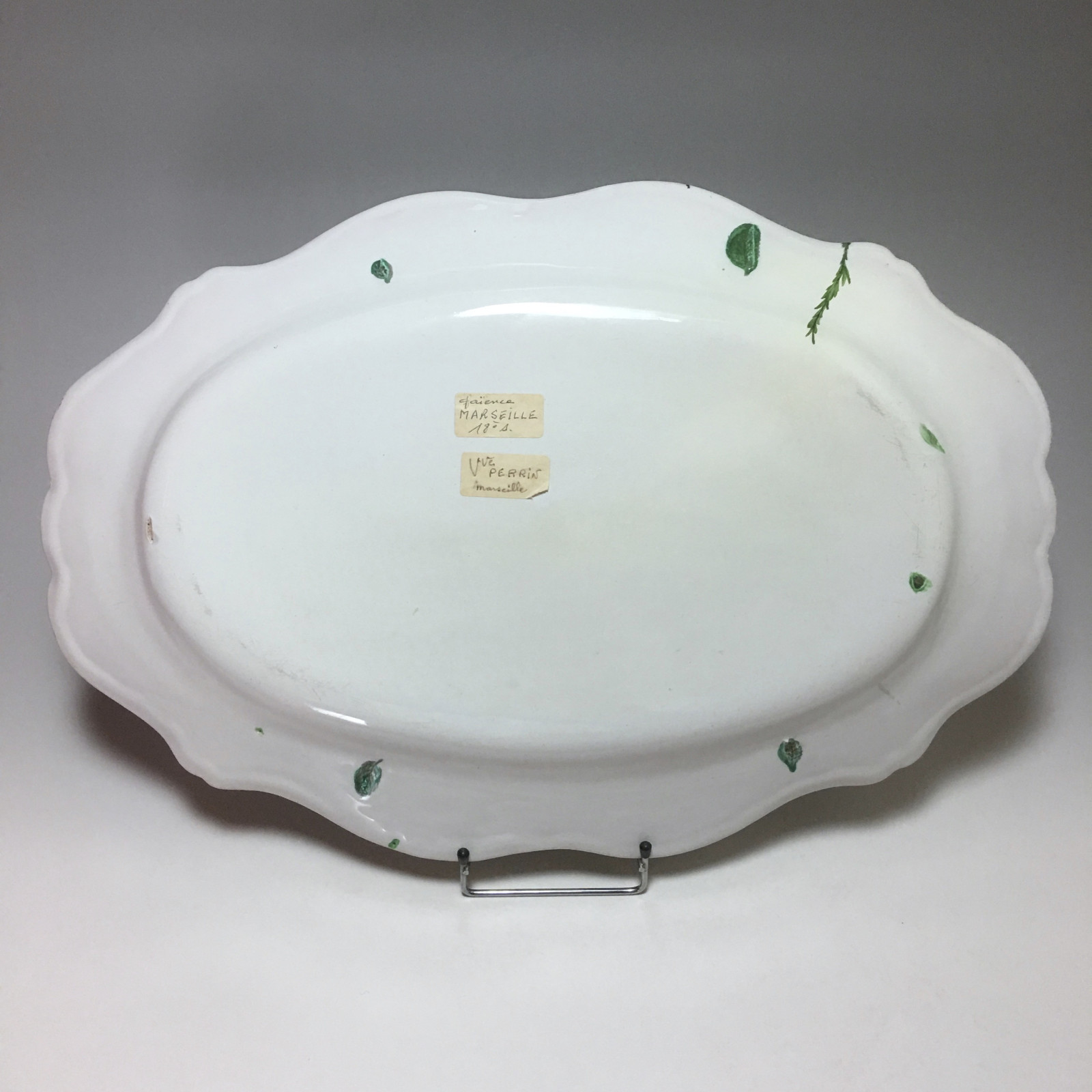 Marseille - Large dish with floral decoration and insects - Fabrique de Robert - Eighteenth century