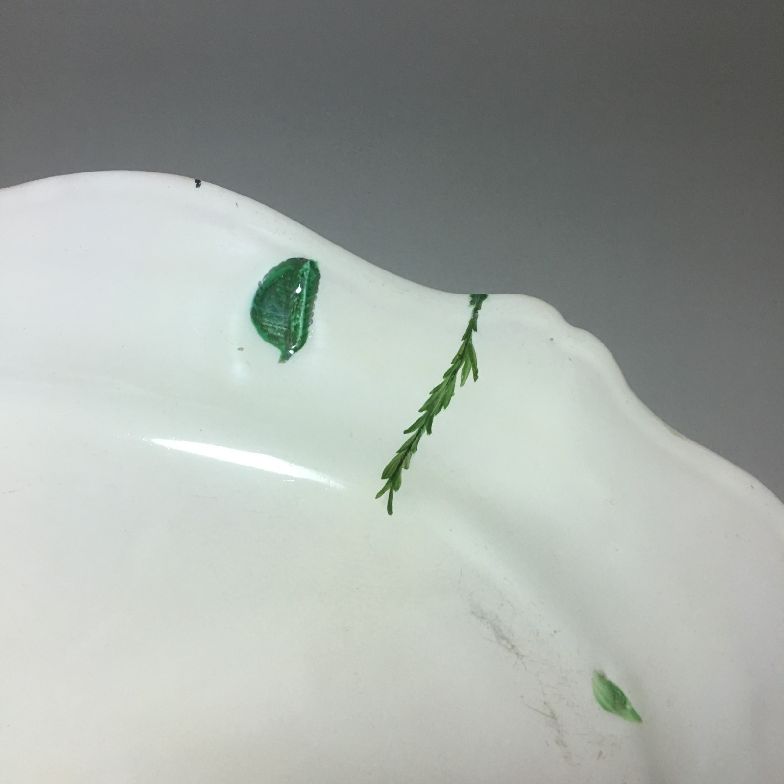 Marseille - Grand plat à décor floral et insectes - Fabrique de Robert - XVIIIe siècle