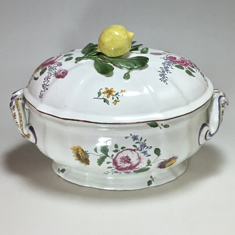 Strasbourg - Manufacture de Paul Hannong - Terrine decorated with fine flowers - Eighteenth century