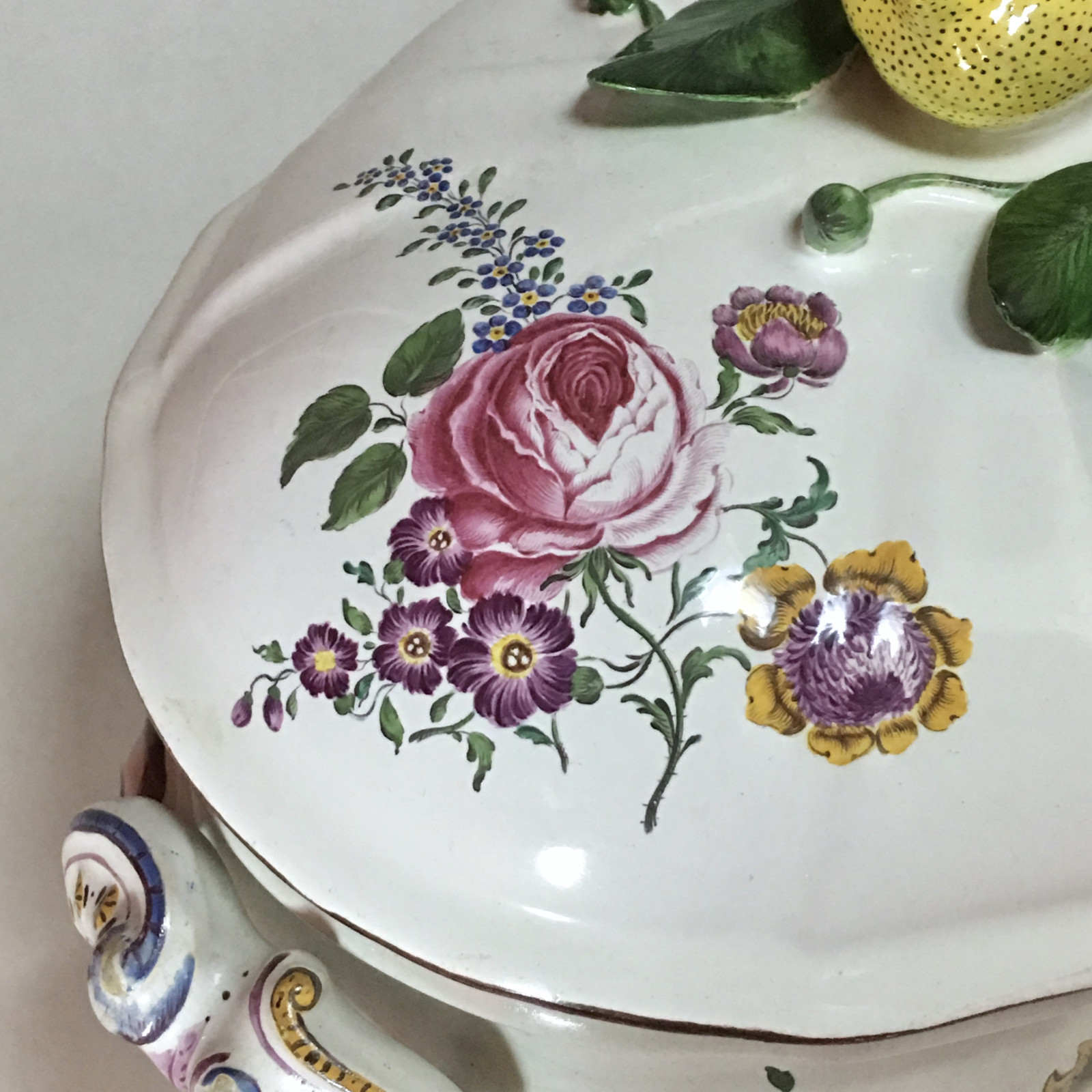 Strasbourg - Manufacture de Paul Hannong - Terrine decorated with fine flowers - Eighteenth century