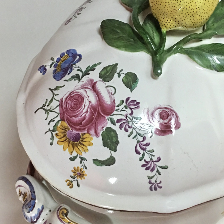 Strasbourg - Manufacture de Paul Hannong - Terrine à décor de fleurs fines - XVIIIe siècle