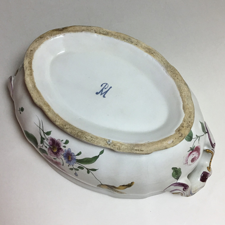 Strasbourg - Manufacture de Paul Hannong - Terrine decorated with fine flowers - Eighteenth century