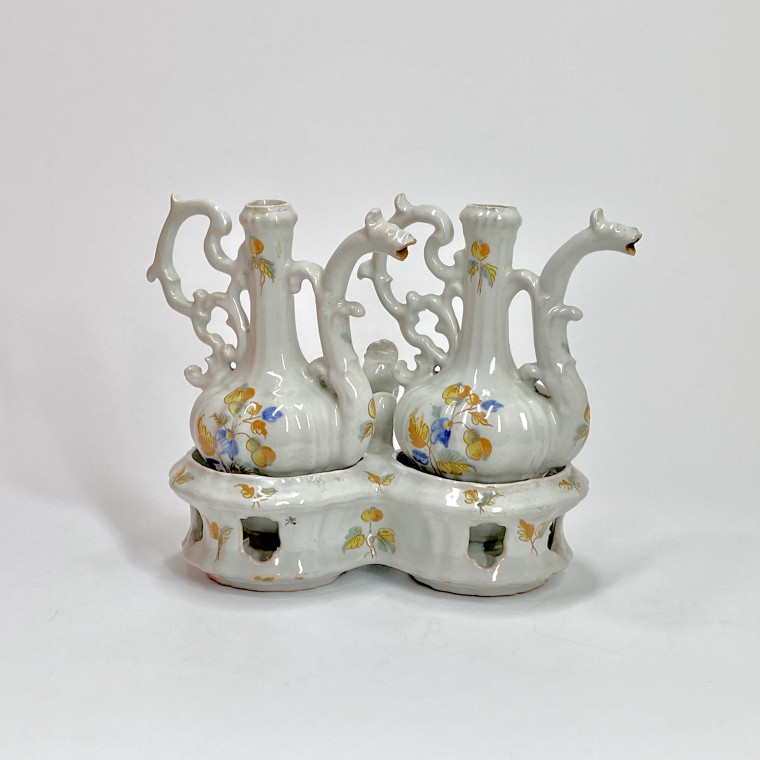 Alcora - Porte-huilier et ses burettes à décor polychrome - XVIIIe siècle