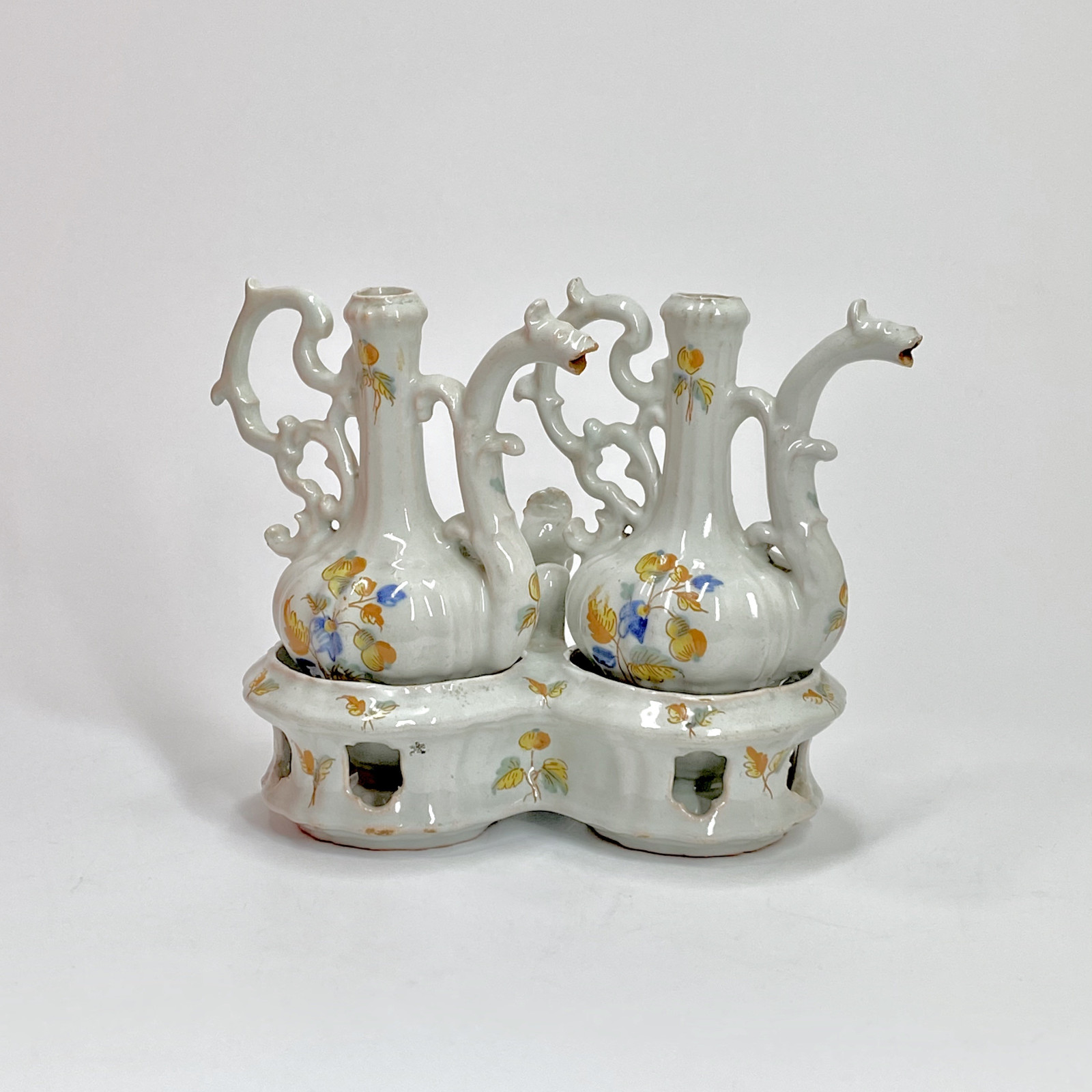 Alcora - Porte-huilier et ses burettes à décor polychrome - XVIIIe siècle