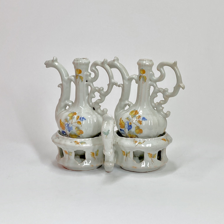 Alcora - Oil cruet holder and cruets with polychrome decoration - Eighteenth century