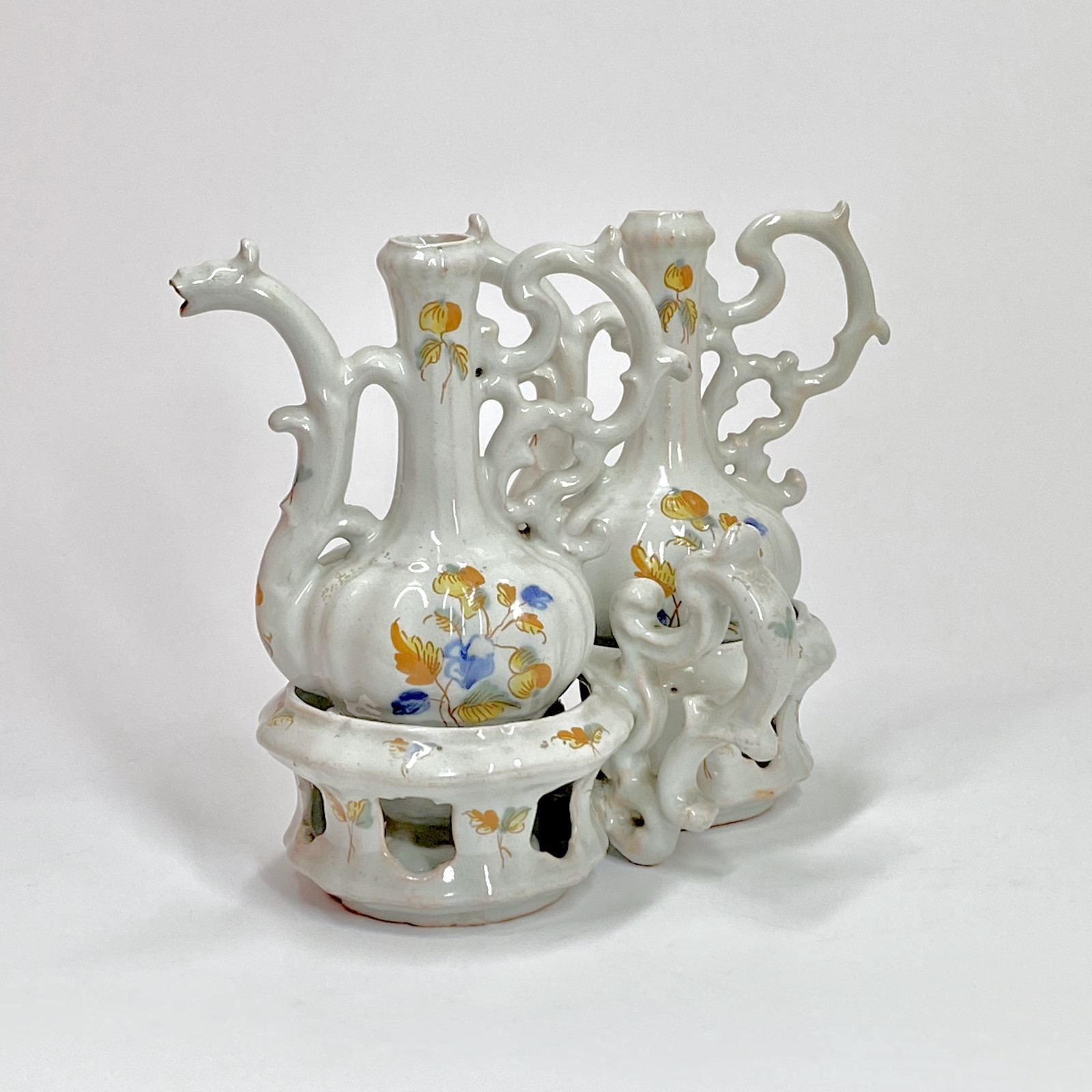 Alcora - Porte-huilier et ses burettes à décor polychrome - XVIIIe siècle