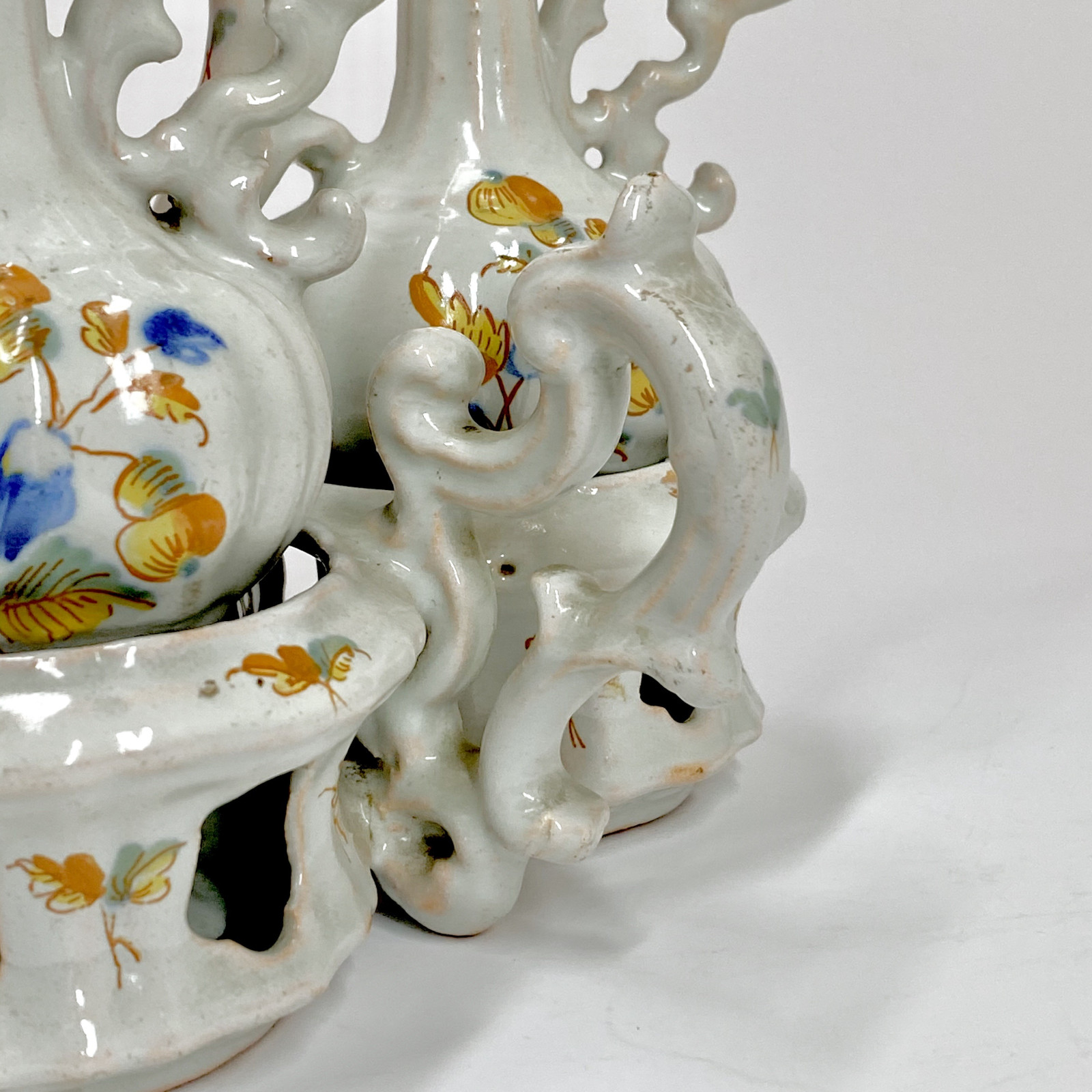 Alcora - Porte-huilier et ses burettes à décor polychrome - XVIIIe siècle