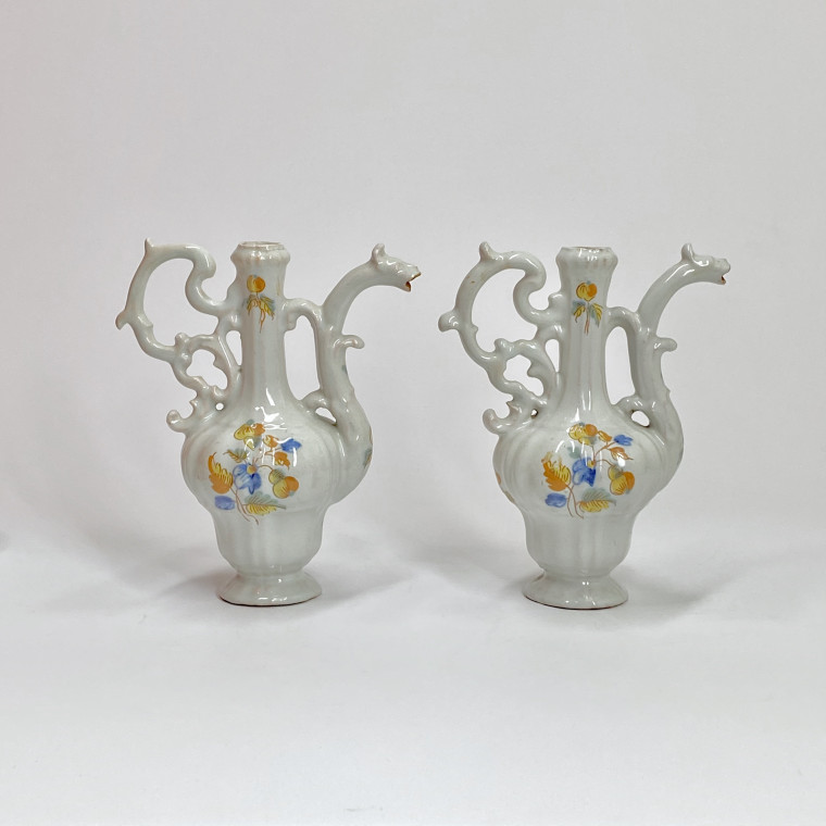 Alcora - Porte-huilier et ses burettes à décor polychrome - XVIIIe siècle