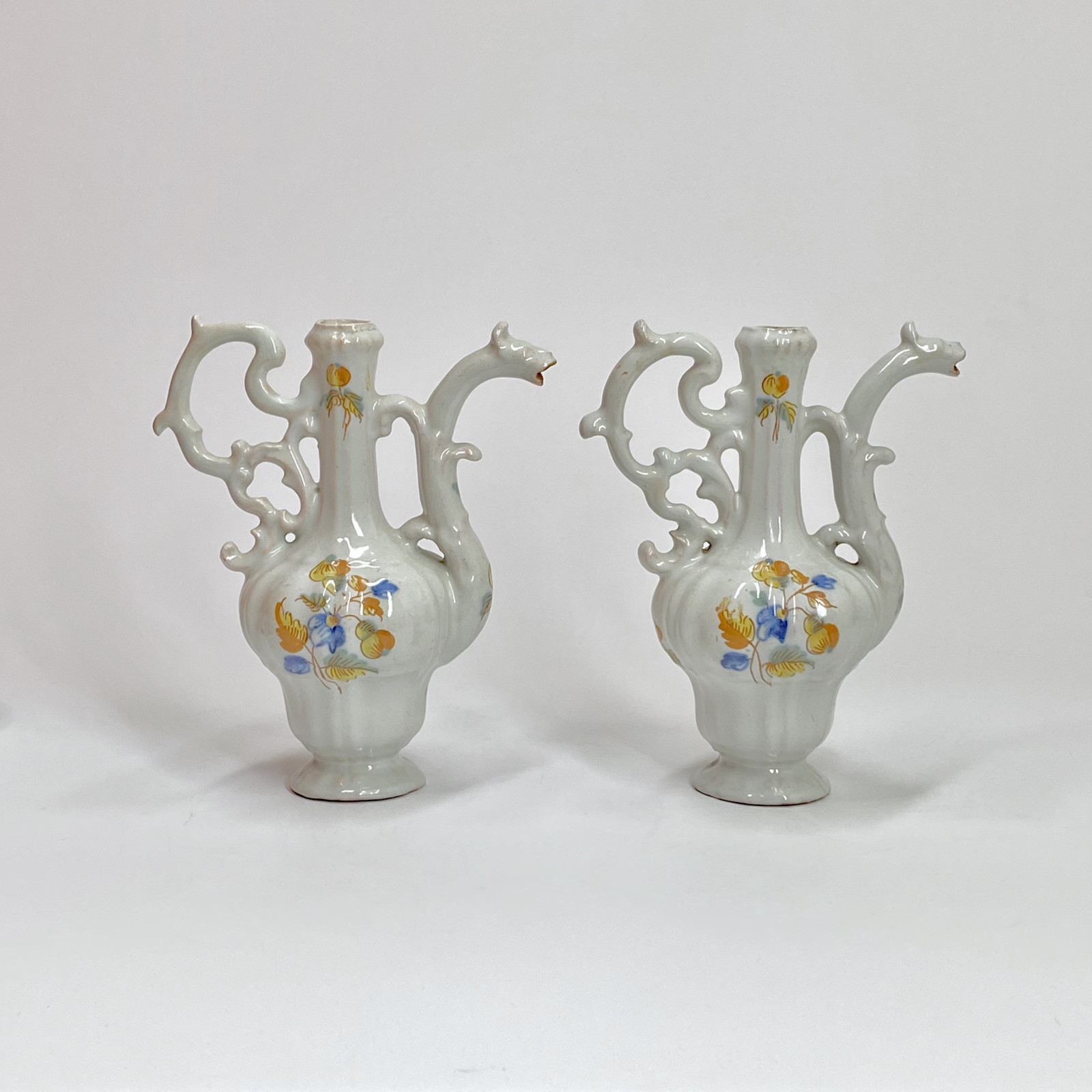 Alcora - Porte-huilier et ses burettes à décor polychrome - XVIIIe siècle