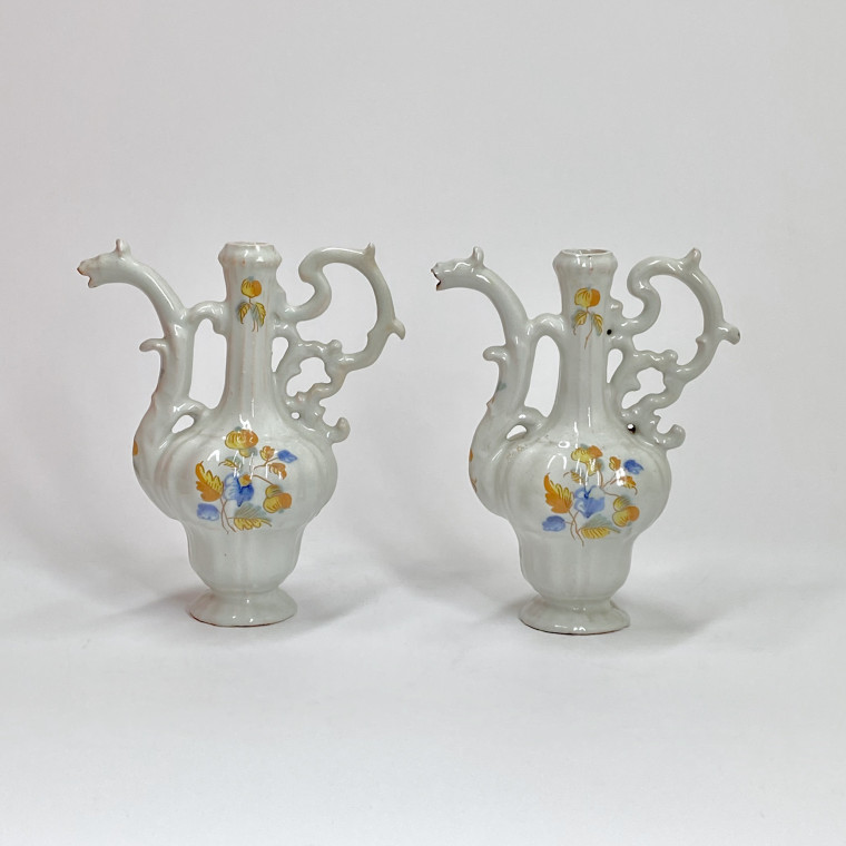 Alcora - Oil cruet holder and cruets with polychrome decoration - Eighteenth century