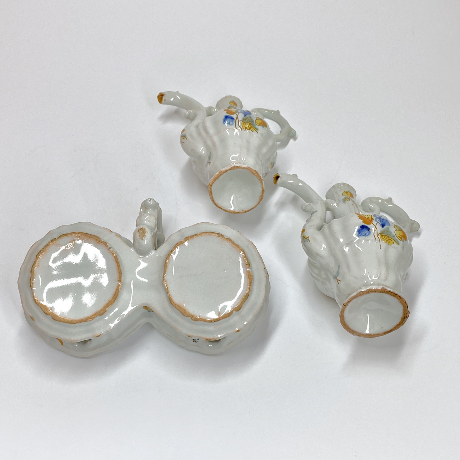 Alcora - Oil cruet holder and cruets with polychrome decoration - Eighteenth century