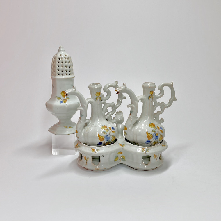 Alcora - Porte-huilier et ses burettes à décor polychrome - XVIIIe siècle