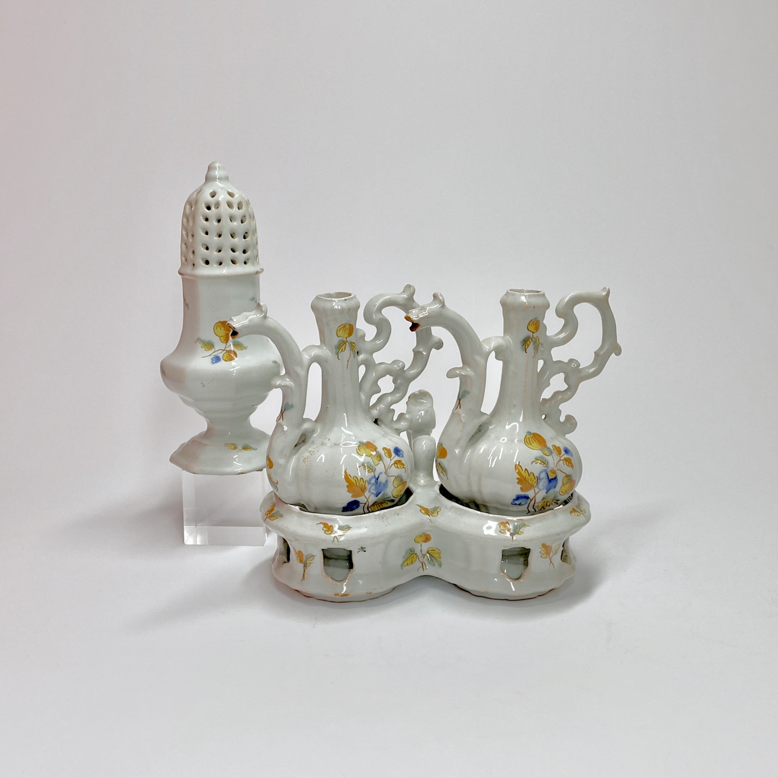 Alcora - Porte-huilier et ses burettes à décor polychrome - XVIIIe siècle