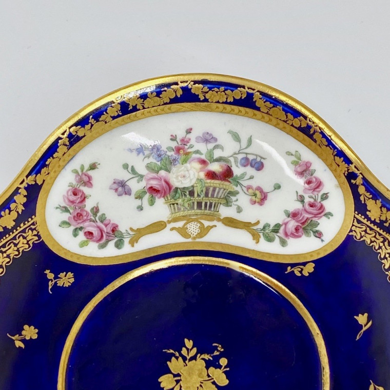 Sèvres - Ecuelle à bouillon à fond bleu nouveau - XVIIIe siècle