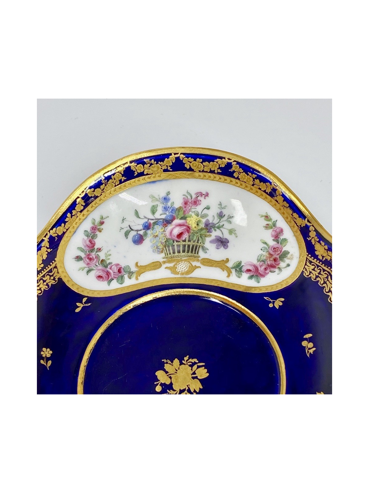 Sèvres - Ecuelle à bouillon à fond bleu nouveau - XVIIIe siècle