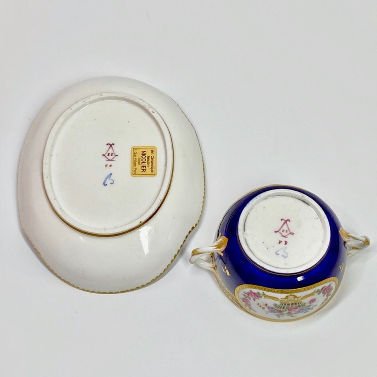 Sèvres - Ecuelle à bouillon à fond bleu nouveau - XVIIIe siècle