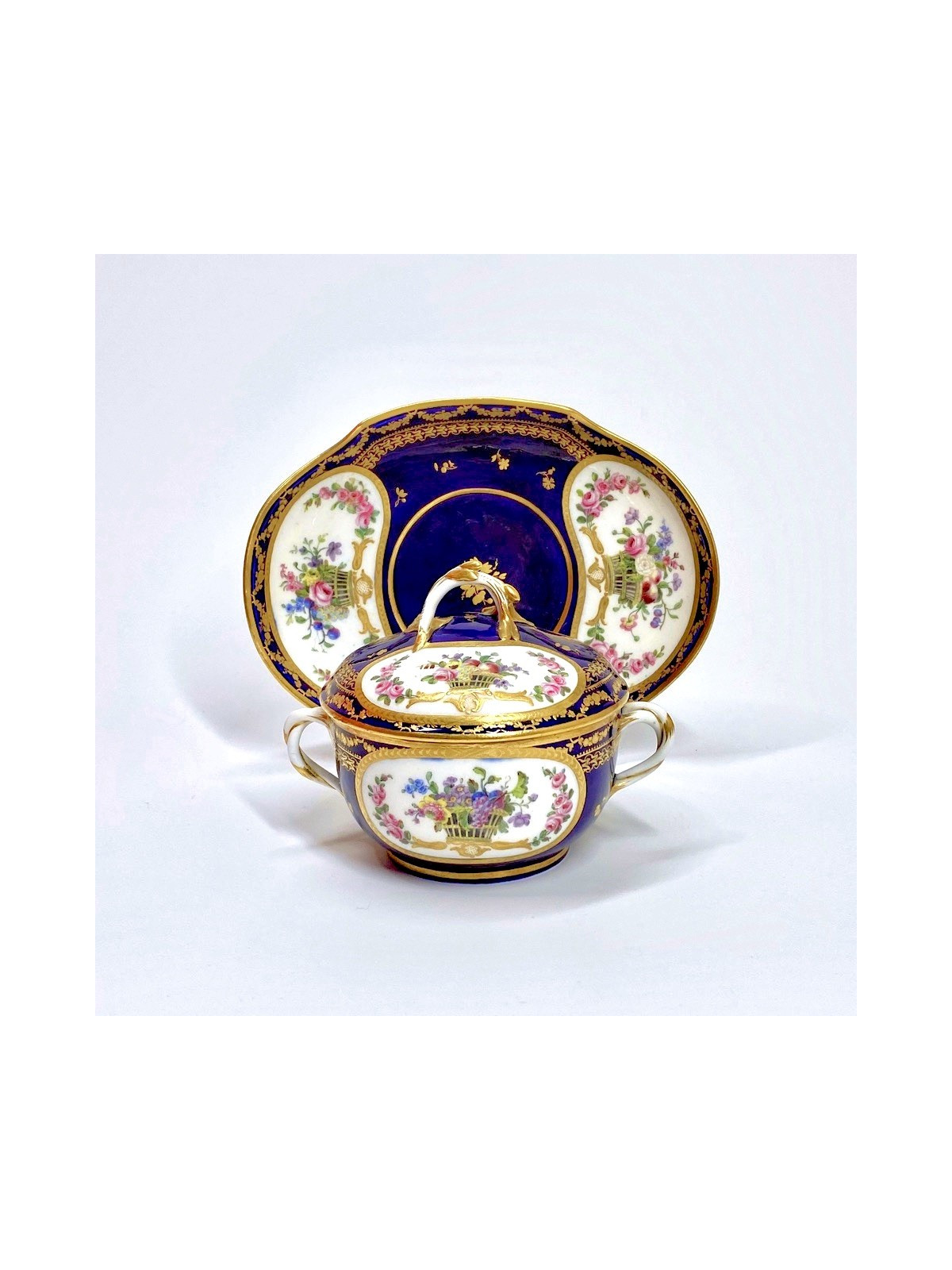 Sèvres - Ecuelle à bouillon à fond bleu nouveau - XVIIIe siècle