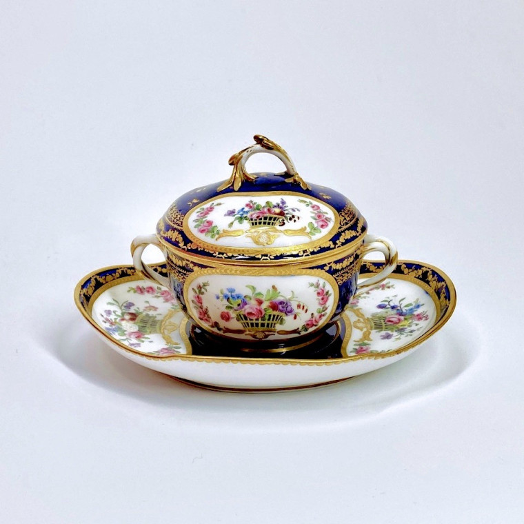 Sèvres - Ecuelle à bouillon à fond bleu nouveau - XVIIIe siècle