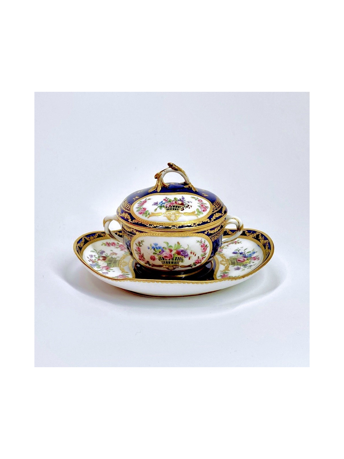 Sèvres - Ecuelle à bouillon à fond bleu nouveau - XVIIIe siècle