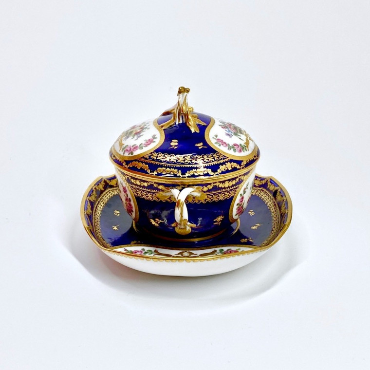 Sèvres - Ecuelle à bouillon à fond bleu nouveau - XVIIIe siècle