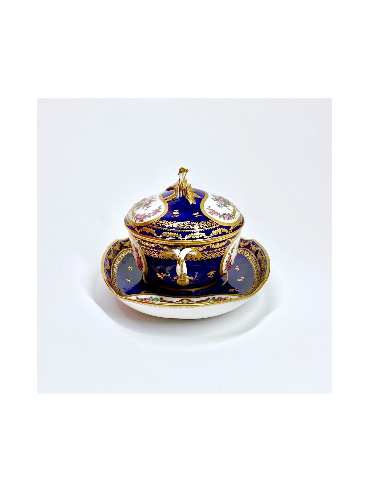 Sèvres - Ecuelle à bouillon à fond bleu nouveau - XVIIIe siècle