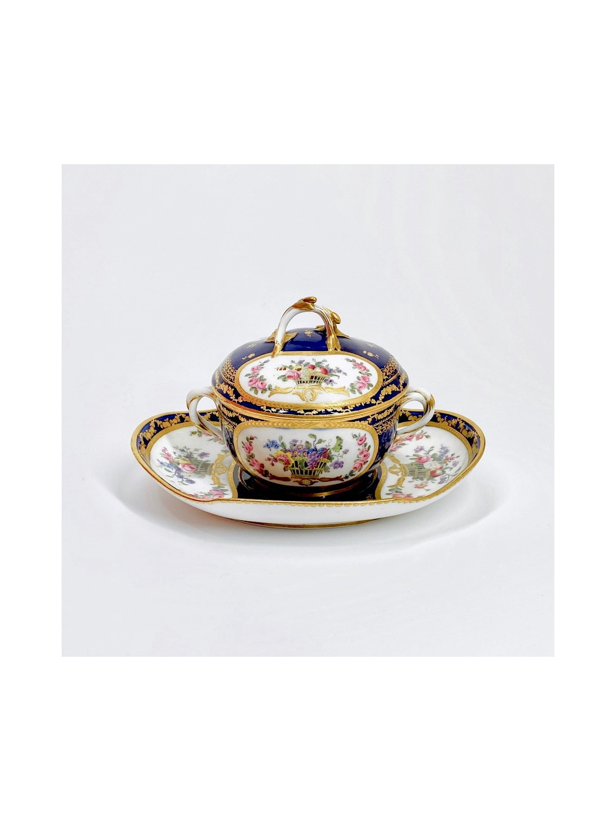 Sèvres - Ecuelle à bouillon à fond bleu nouveau - XVIIIe siècle