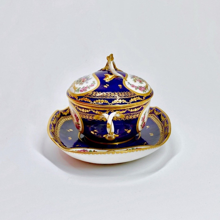 Sèvres - Ecuelle à bouillon à fond bleu nouveau - XVIIIe siècle