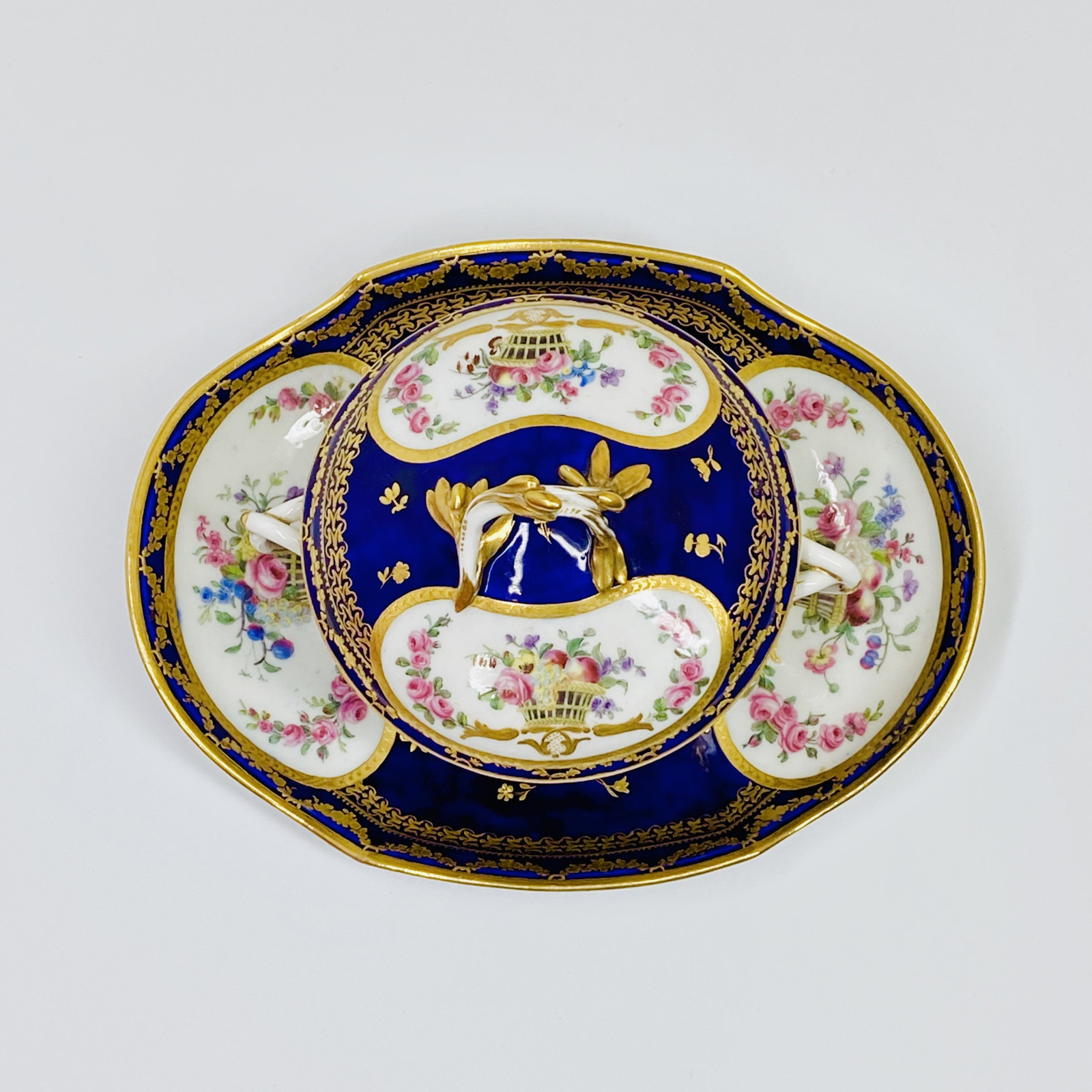 Sèvres - Ecuelle à bouillon à fond bleu nouveau - XVIIIe siècle