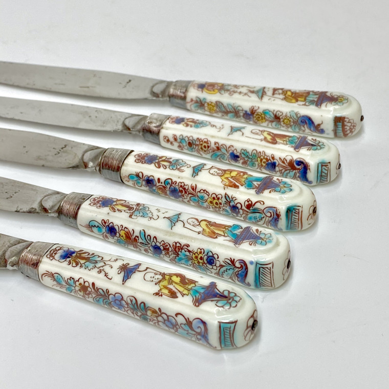 Villeroy - Mennecy - Suite de cinq couteaux à décor au Chinois - XVIIIe siècle - vers 1740