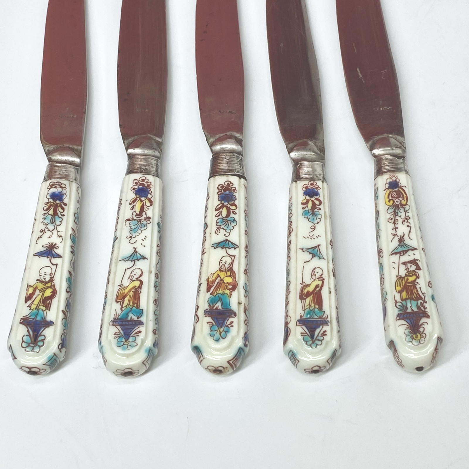 Villeroy - Mennecy - Suite de cinq couteaux à décor au Chinois - XVIIIe siècle - vers 1740