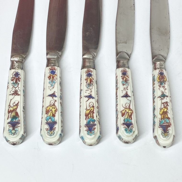 Villeroy - Mennecy - Suite de cinq couteaux à décor au Chinois - XVIIIe siècle - vers 1740