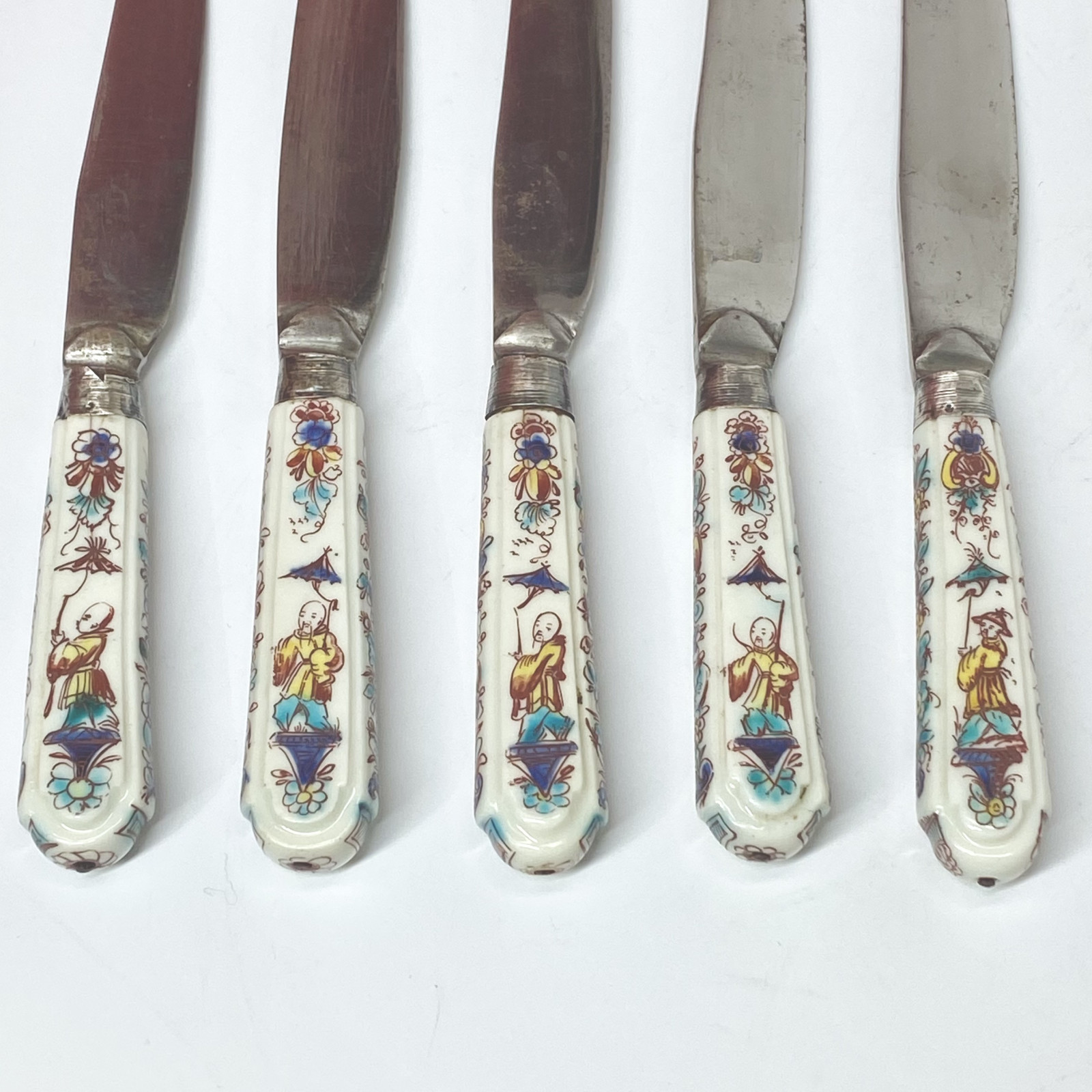 Villeroy - Mennecy - Suite de cinq couteaux à décor au Chinois - XVIIIe siècle - vers 1740