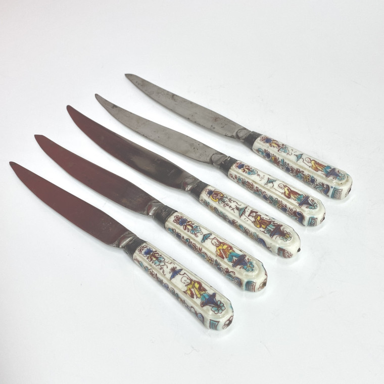 Villeroy - Mennecy - Suite de cinq couteaux à décor au Chinois - XVIIIe siècle - vers 1740