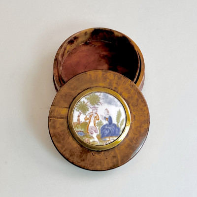 Rare boîte en faïence de Moustiers à monture en buis – XVIIIe siècle