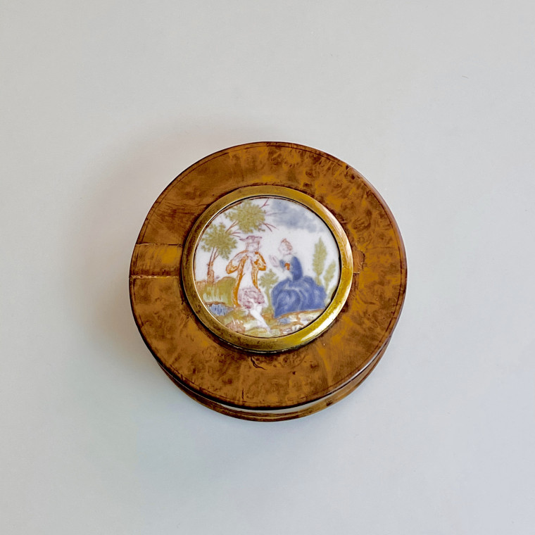 Rare boîte en faïence de Moustiers à monture en buis – XVIIIe siècle