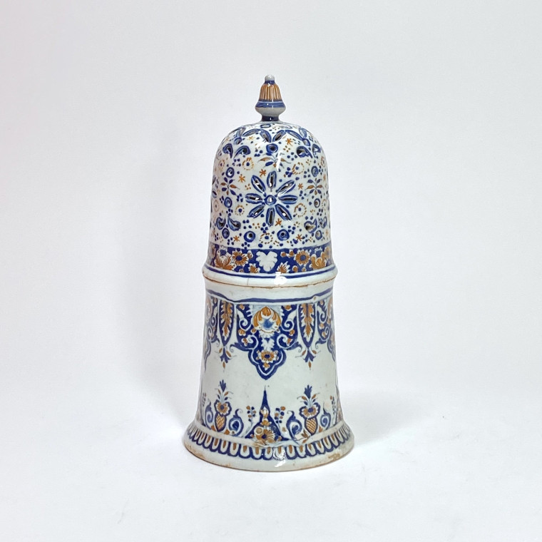 Sugar caster in Rouen earthenware with blue and red decoration - Early eighteenth century