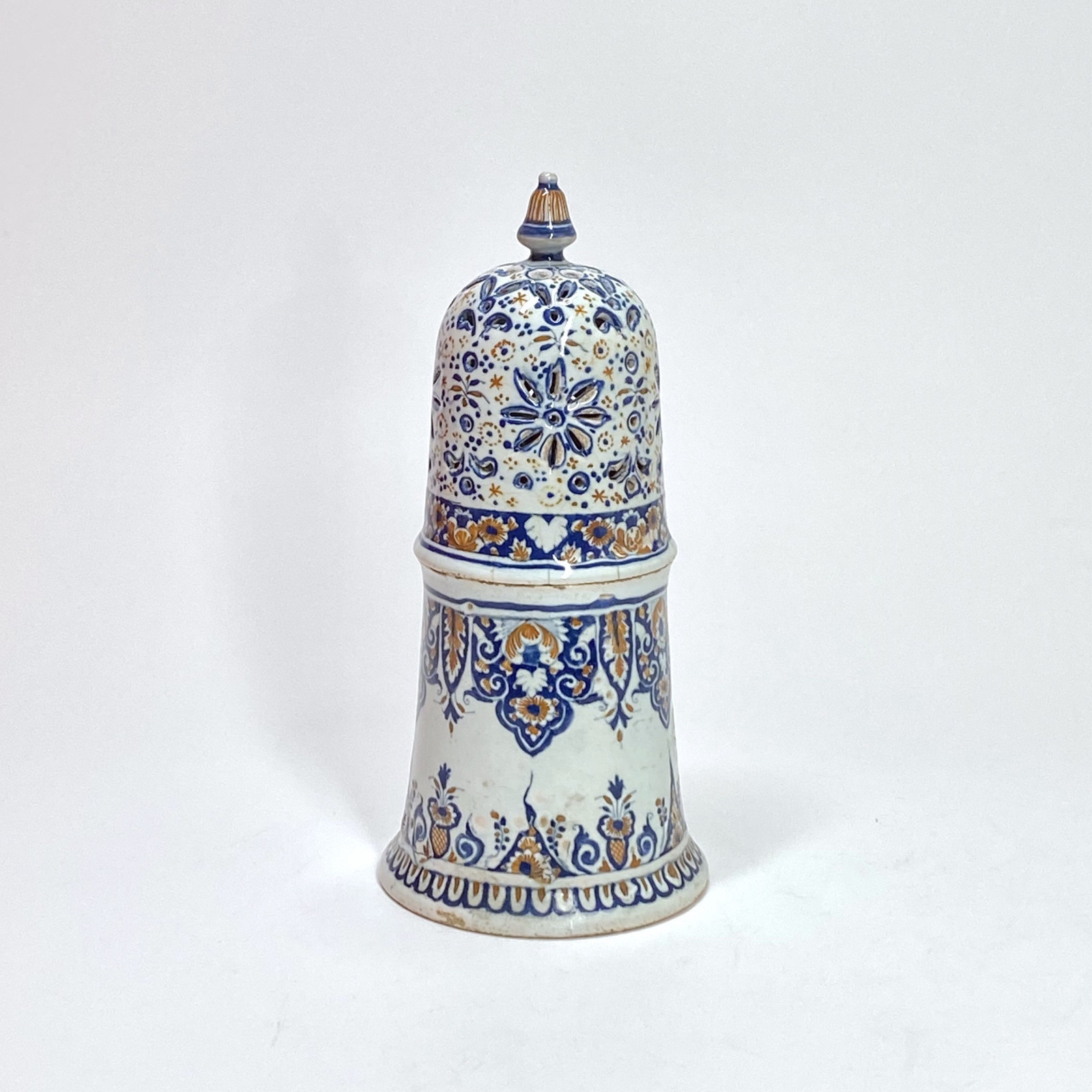 Sugar caster in Rouen earthenware with blue and red decoration - Early eighteenth century