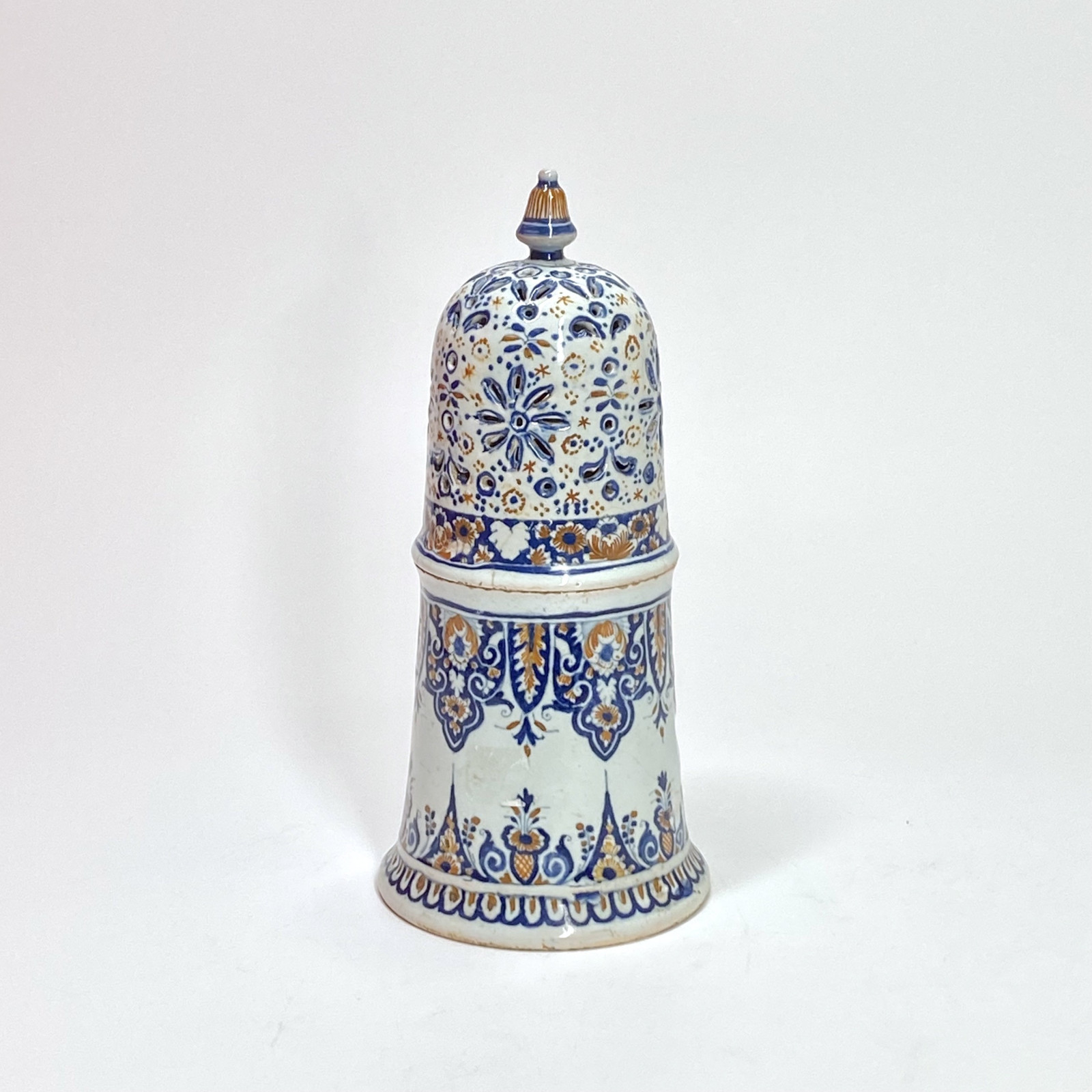 Sugar caster in Rouen earthenware with blue and red decoration - Early eighteenth century