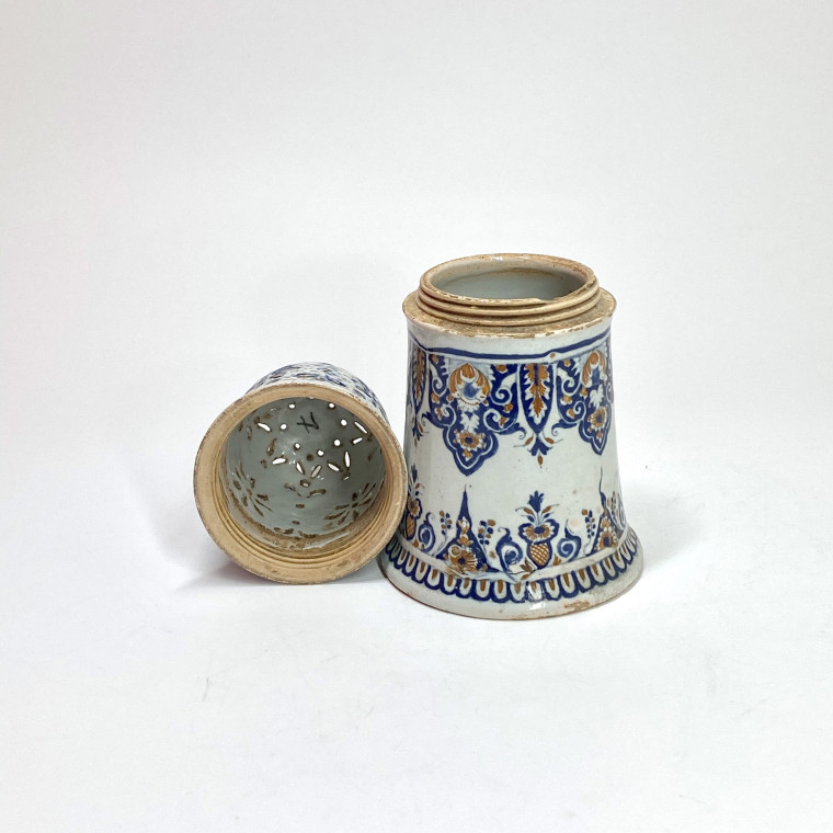 Sugar caster in Rouen earthenware with blue and red decoration - Early eighteenth century