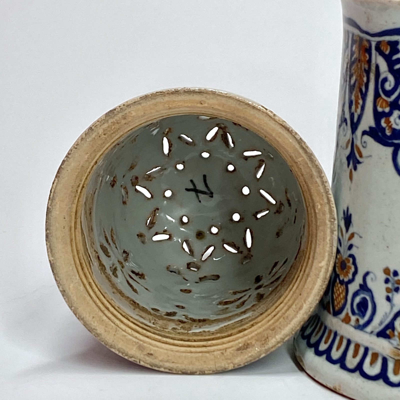 Sugar caster in Rouen earthenware with blue and red decoration - Early eighteenth century