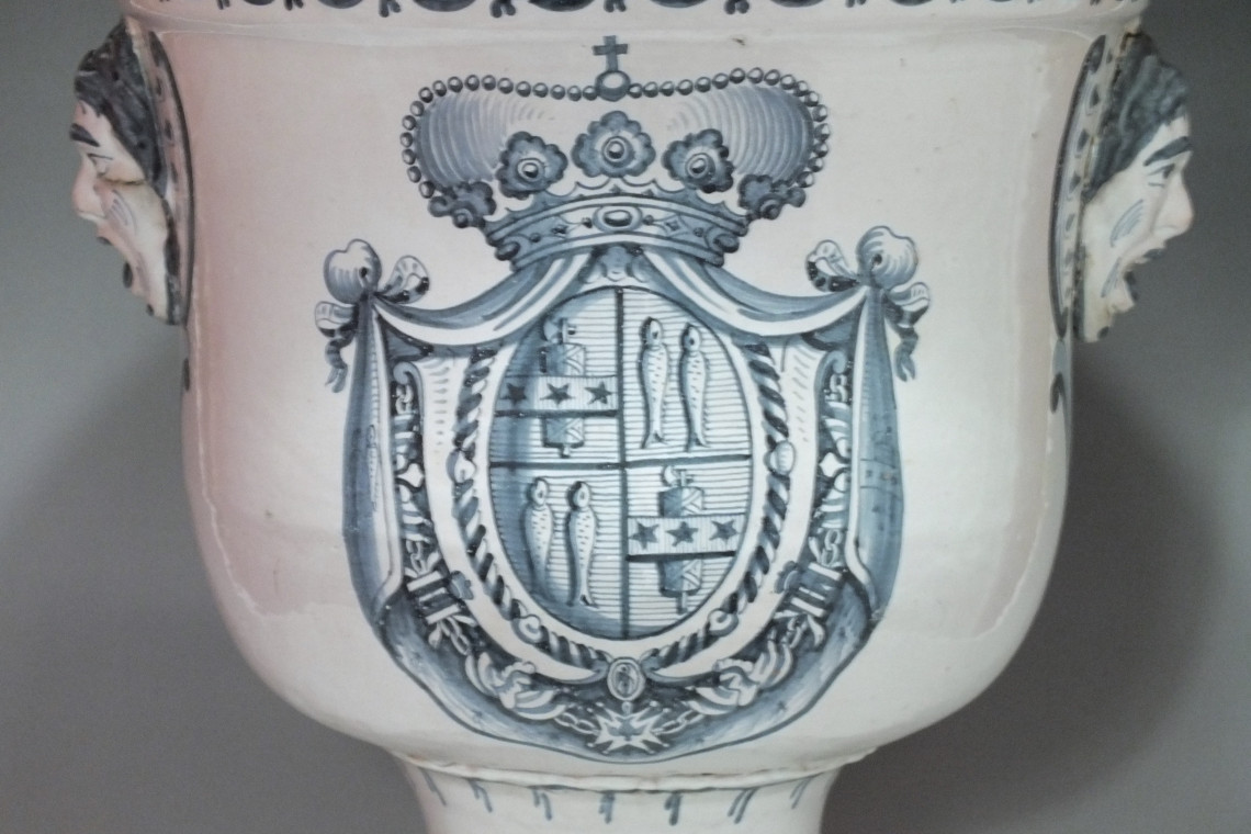 Nevers - vase de jardin Médicis aux armes de la famille Mancini Mazarini – Ducs de Nevers - XVIII° siècle