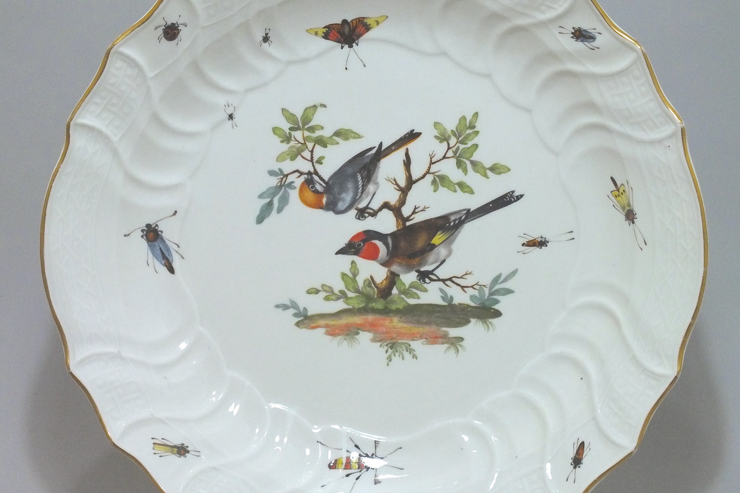 Meissen - Plat en porcelaine à décor d'oiseaux et d'insectes - XVIIIe Siècle