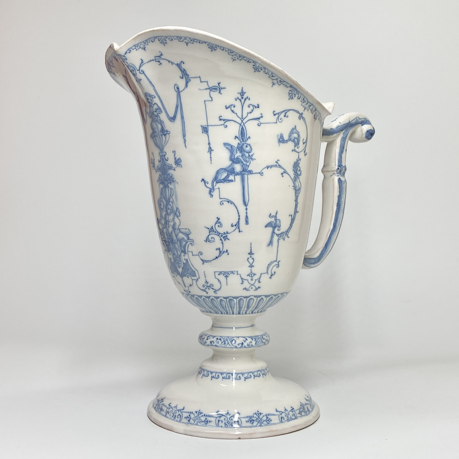Montpellier - Ewer with Bérain decoration - Fabrique Ollivier - Beginning of the eighteenth century
